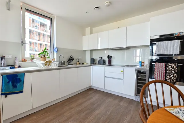 3 bedroom flat — Telegraph Avenue, London, SE10