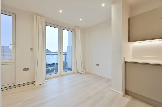 Photo 2 — Flat 21, 2 Roxborough Avenue, Harrow
