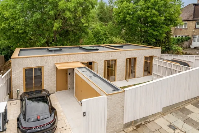 2 bedroom house — Friary Way London N12