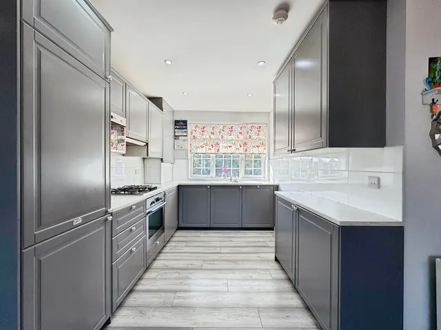 Camrose Avenue, Edgware, HA8, photo 3