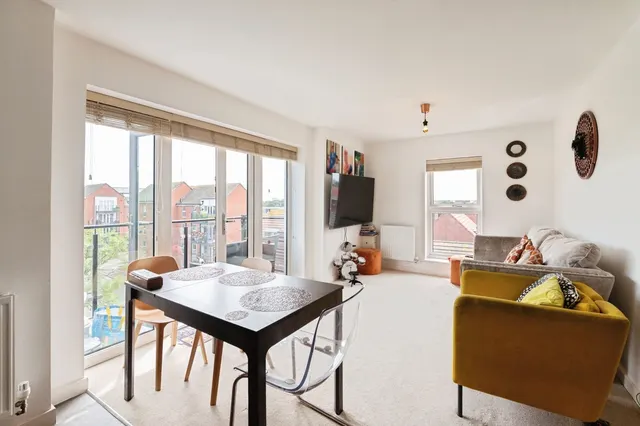 Photo 3 — Malthouse Drive, Grays, Essex, RM17