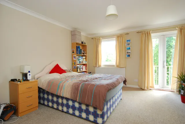 Photo 3 — 11 Rowan Close, London