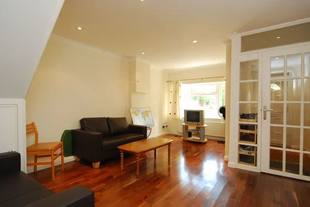 Photo 2 — 11 Rowan Close, London