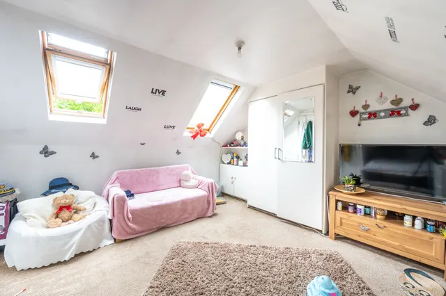 London, NW10, photo 1