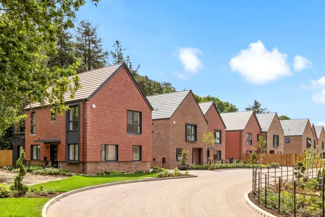 Brooklands Grove, Weybridge, KT13, photo 1