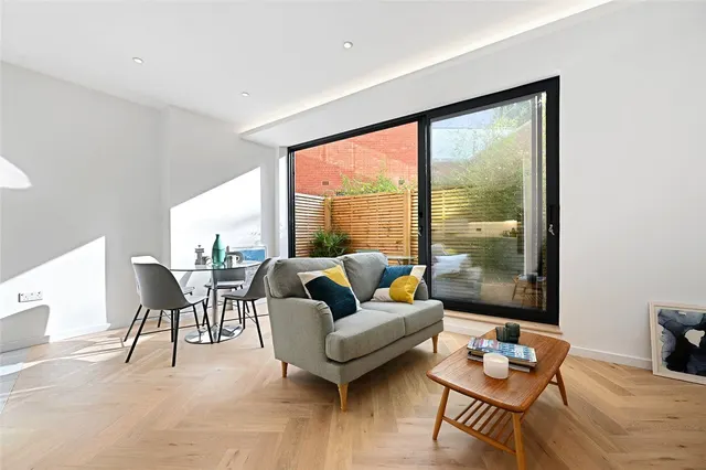 Jeddo Road, London, W12, photo 1