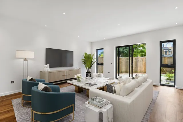 Gunnersbury Mews, London, W4, photo 1