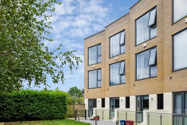 Gunnersbury Mews, London, W4, photo 2