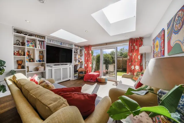 Photo 3 — Cranford Close, Raynes Park, London, SW20