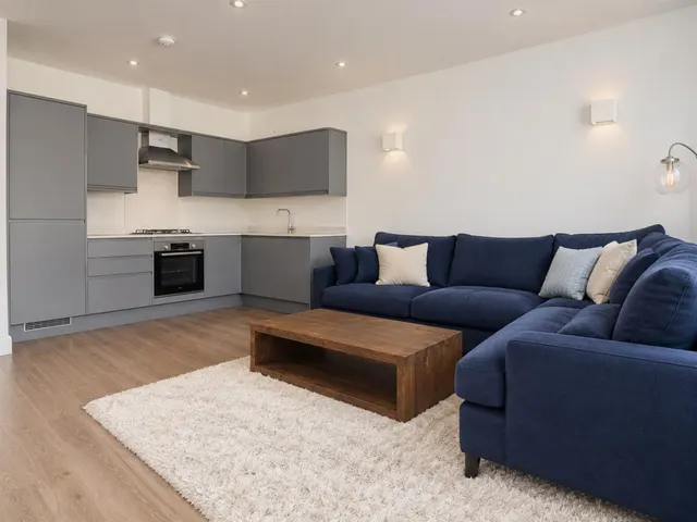 Bay Tree Avenue, Leatherhead, KT22, photo 2