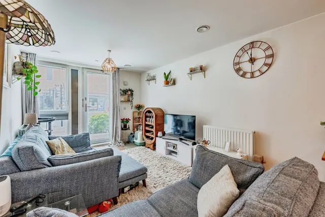 Marketfield Way, Redhill, RH1, photo 1