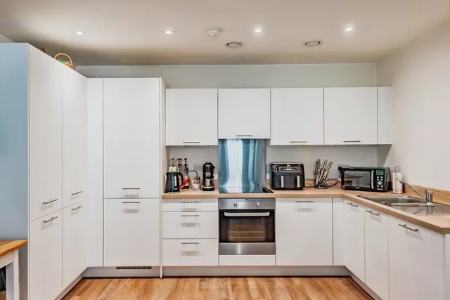 Marketfield Way, Redhill, RH1, photo 2