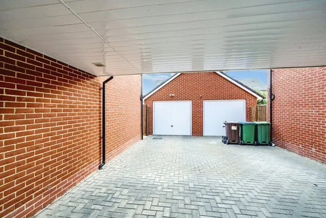 Photo 3 — Grand Junction, Broughton, Aylesbury, Buckinghamshire, HP22