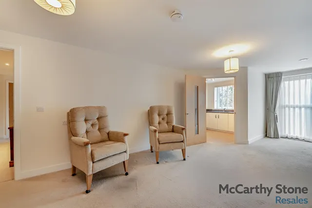 Lowry Way, Swindon, SN3, photo 3