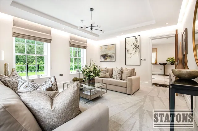 Photo 3 — Cullinan Close, Cuffley, Hertfordshire, EN6 4FF