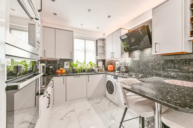 Photo 3 — 4 Brymon Court, 31-32 Montagu Square, London