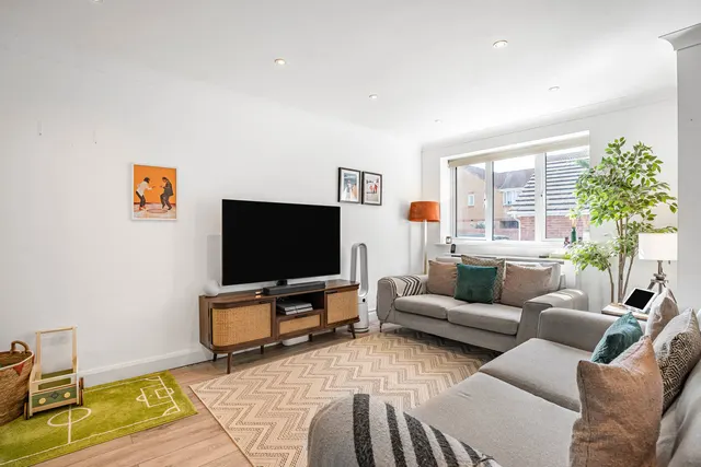 Charta Road, Egham, TW20, photo 2