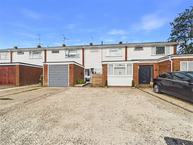 Springfield Gardens, Chinnor, OX39, photo 1