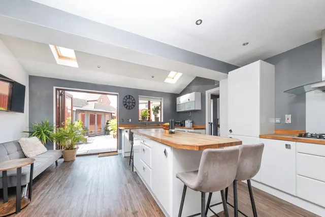 Miserden Crescent, Westcroft, MK4, photo 2