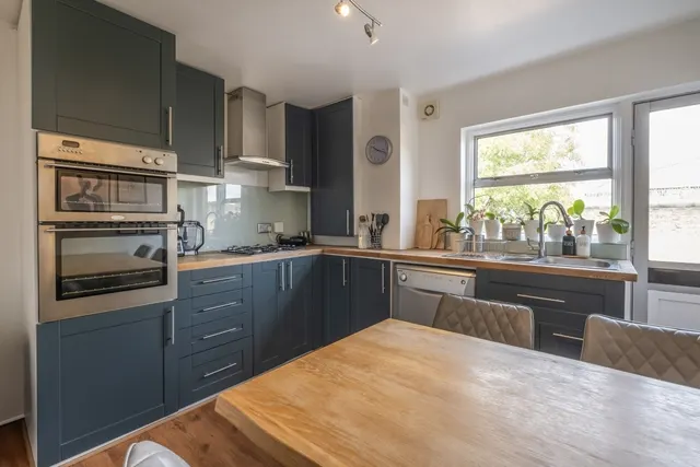 Heathfield Square London SW18, photo 1