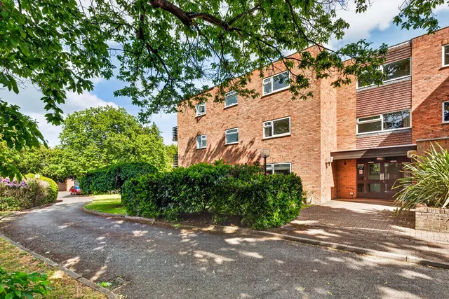 Oatlands Chase, Weybridge KT13 9RP, photo 1