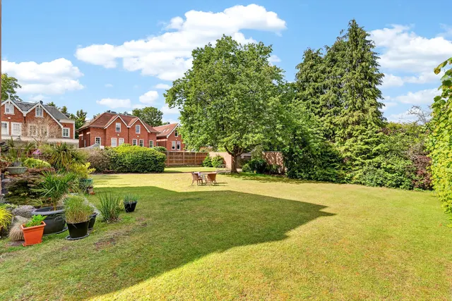 Photo 3 — Oatlands Chase, Weybridge KT13 9RP