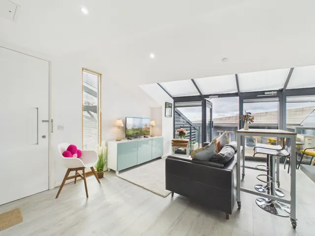 1 bedroom flat, Mann Island, L3