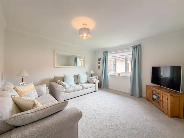 Photo 3 — Braidpark Drive, Giffnock, Glasgow, G46 6LB