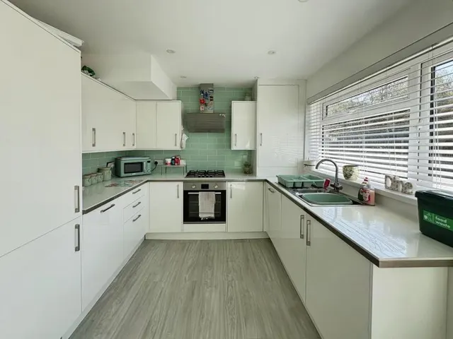 Harvey Close, East Cowes, PO32, photo 2