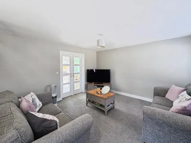 Harvey Close, East Cowes, PO32, photo 3