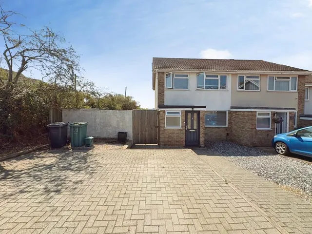 Harvey Close, East Cowes, PO32, photo 1