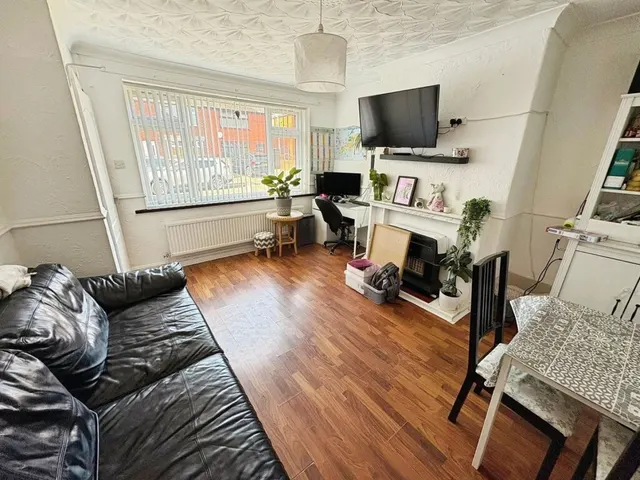 Laxey Crescent, WN7, photo 2