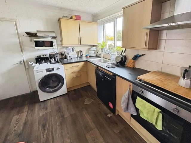 Laxey Crescent, WN7, photo 3
