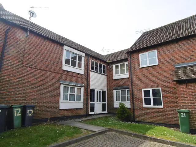 Rosehip Way, Lychpit, RG24, photo 1