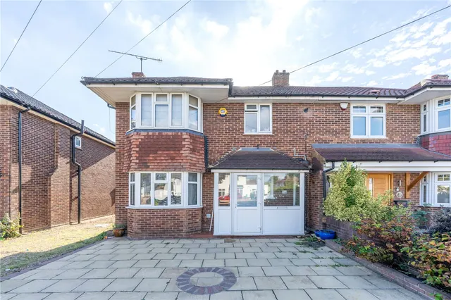 Hanworth Road, Hampton, TW12 3DH, photo 1