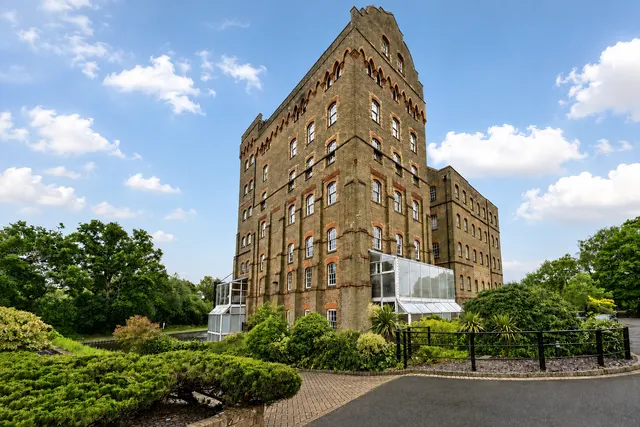 Bourneside Road, Addlestone, KT15, photo 1