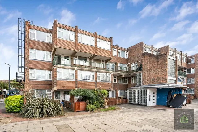 Talbot Walk, London, NW10, photo 2