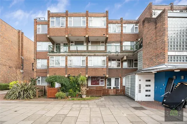 Talbot Walk, London, NW10, photo 1