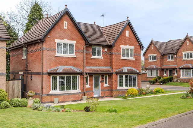 Newfield Place, Hagley, photo 1