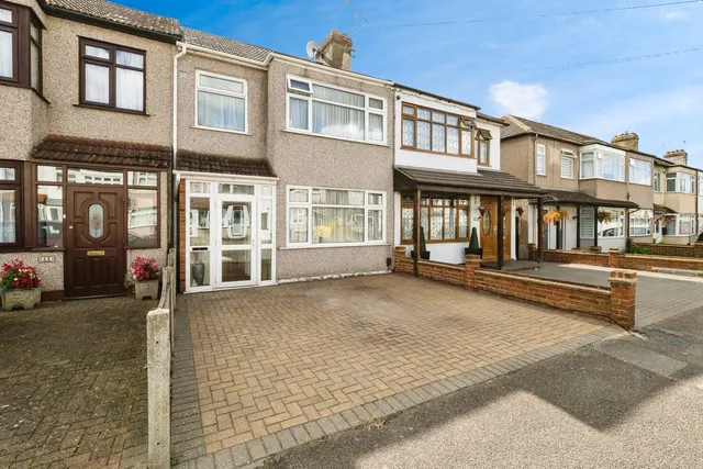 Eaton Drive, Romford, RM5, photo 1
