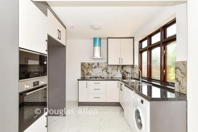 Lakeside Avenue, Ilford, IG4, photo 2