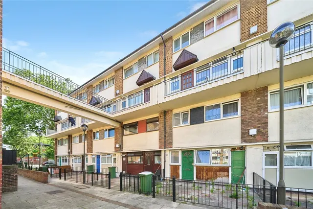 Trinity Gardens, London, E16, photo 1