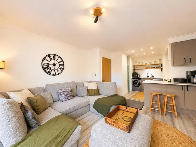 Town Meadow, Brentford, TW8, photo 2