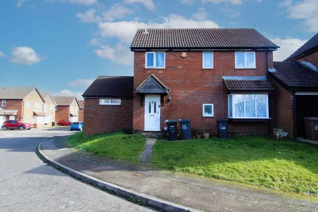Fieldfare Green, Luton LU4 0YA, photo 1