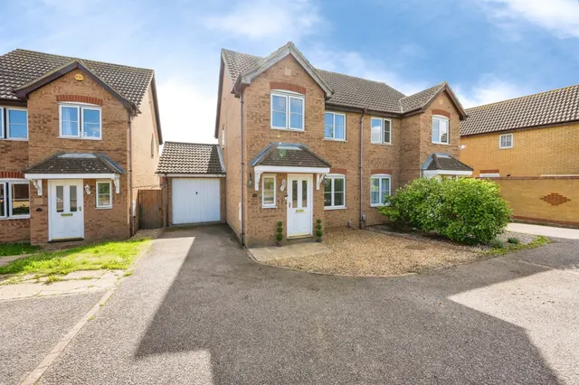 3 bedroom house — Thor Drive, Bedford