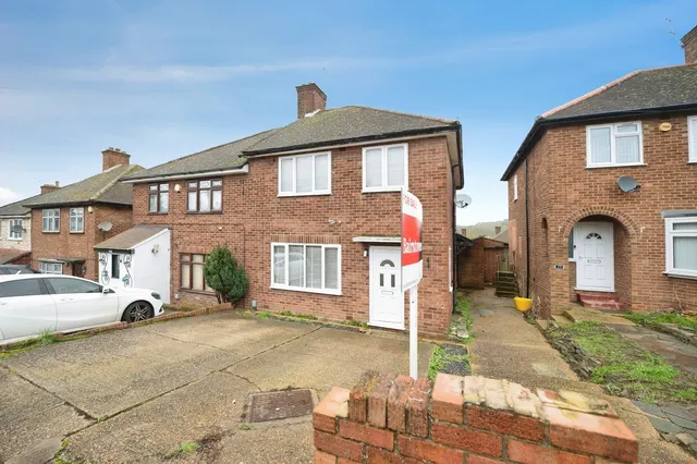Warden Avenue, Romford, RM5, photo 1
