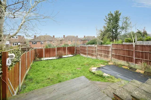 Photo 3 — Warden Avenue, Romford, RM5