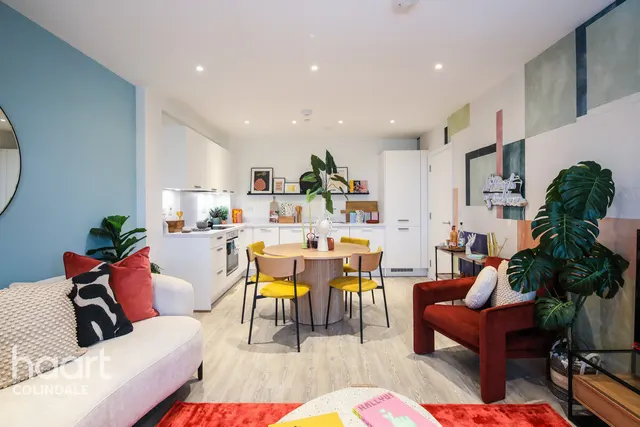 Edgware Parade, HA8, photo 2