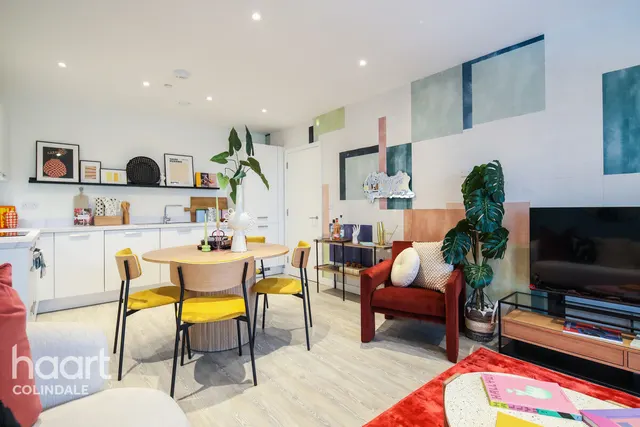 Edgware Parade, HA8, photo 1