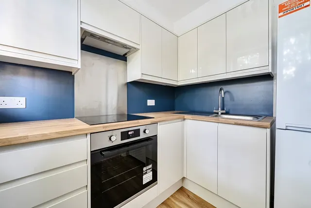 High Road, London, N20, photo 1